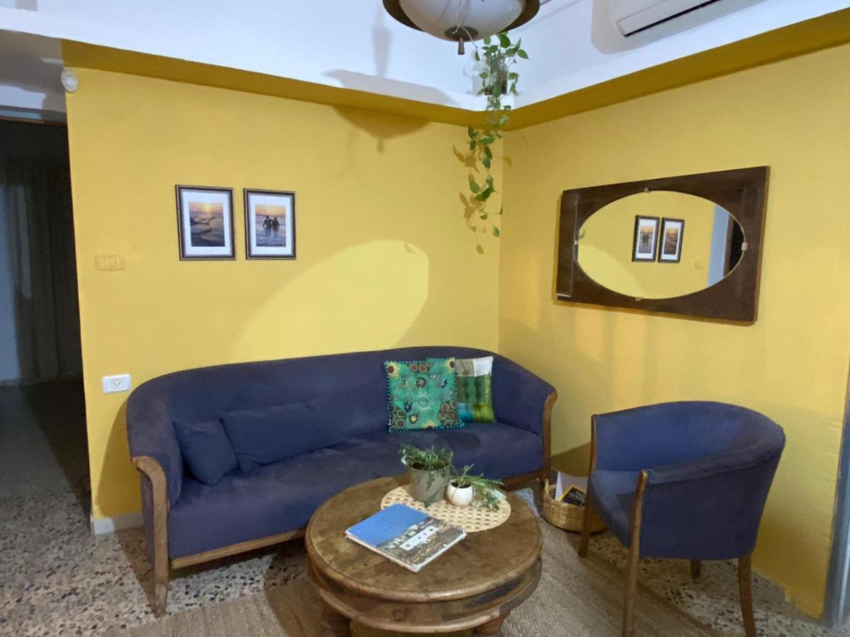 Juha'S Guesthouse - Zarqa Bay Jisr ez Zarqa Bagian luar foto