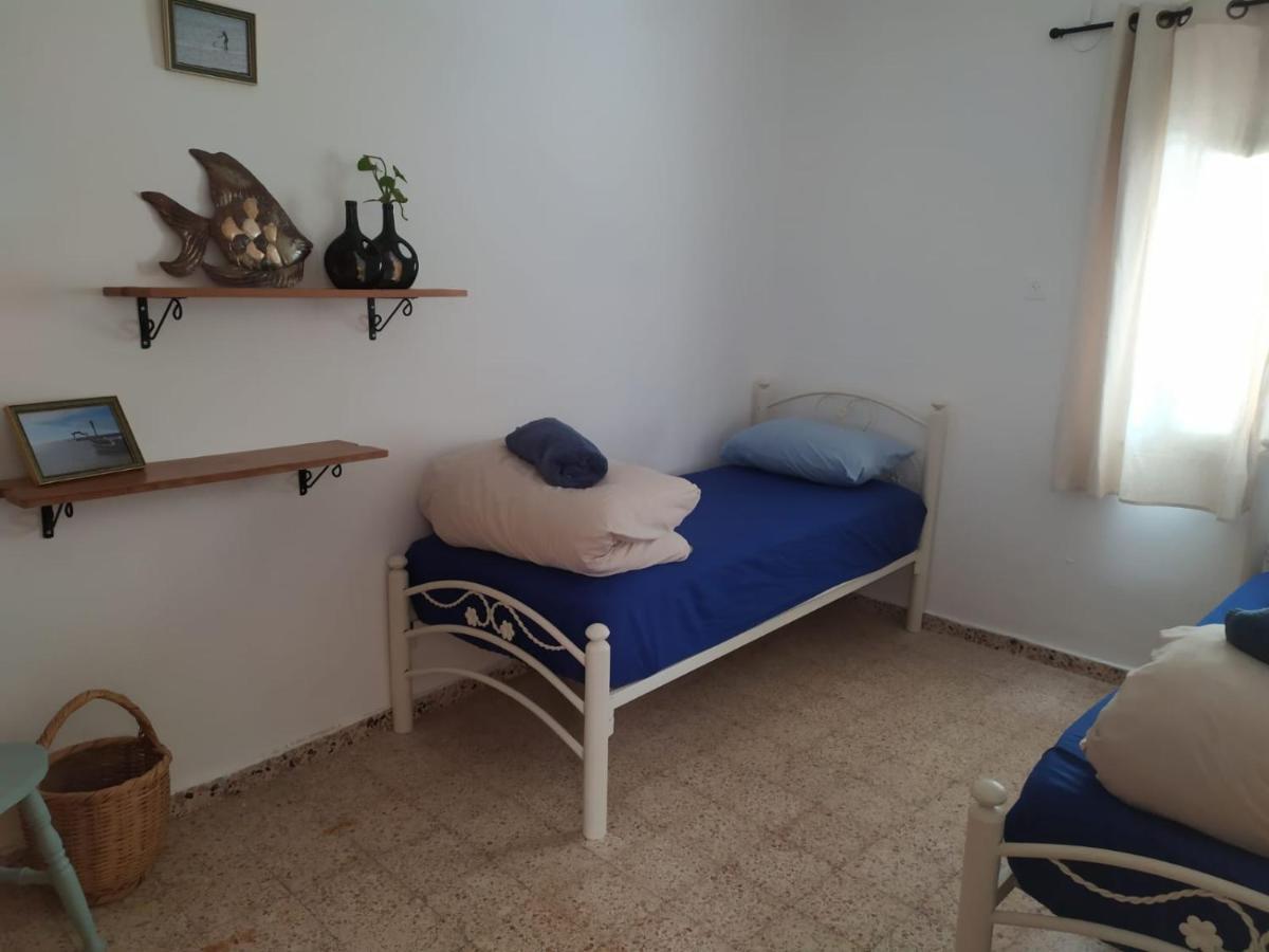 Juha'S Guesthouse - Zarqa Bay Jisr ez Zarqa Bagian luar foto