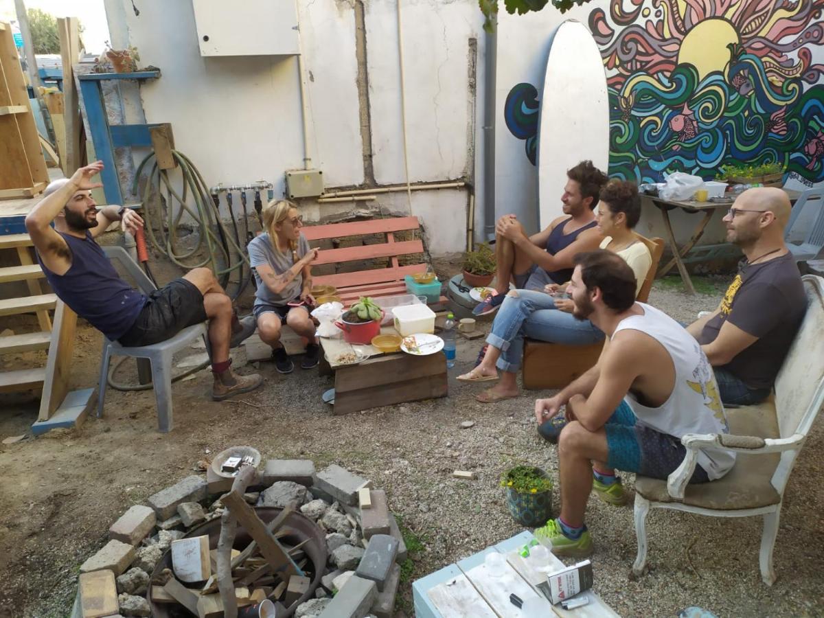 Juha'S Guesthouse - Zarqa Bay Jisr ez Zarqa Bagian luar foto
