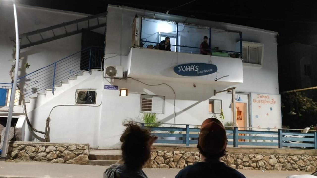 Juha'S Guesthouse - Zarqa Bay Jisr ez Zarqa Bagian luar foto