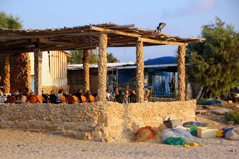 Juha'S Guesthouse - Zarqa Bay Jisr ez Zarqa Bagian luar foto