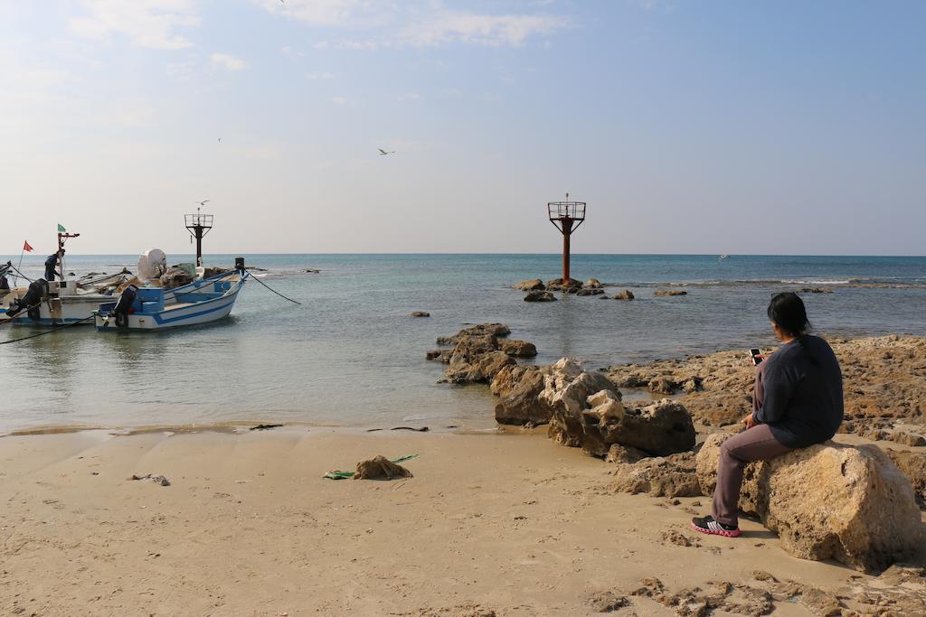 Juha'S Guesthouse - Zarqa Bay Jisr ez Zarqa Bagian luar foto