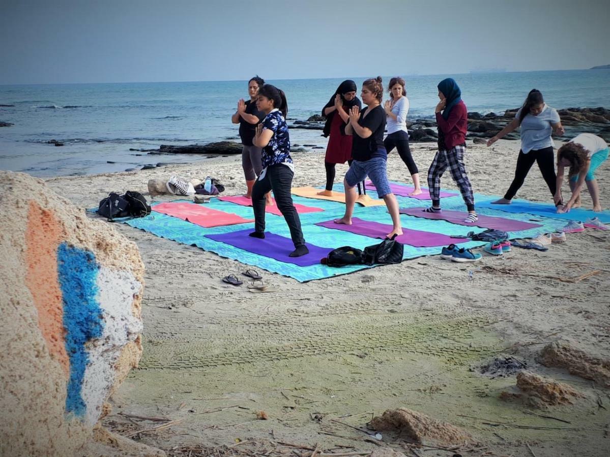 Juha'S Guesthouse - Zarqa Bay Jisr ez Zarqa Bagian luar foto